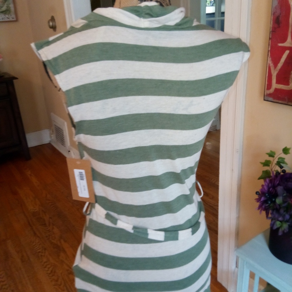 Boutique striped top with wood buttons on side - Picture 3 of 5